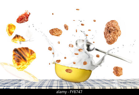 Concept de petit-déjeuner sans gravité lévitation, bol de céréales Céréales Lait Banque D'Images