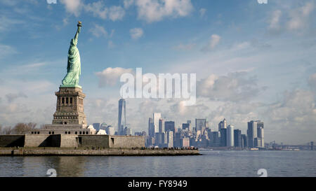 Statue de la liberté et Manhattan skyline d'Ellis Island à New York Harbor Banque D'Images