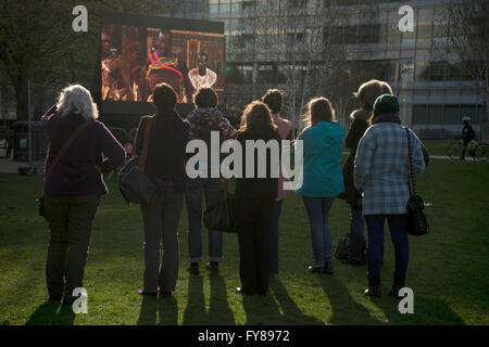 Projection publique de pièces de Shakespeare sur 400e anniversaire au cours de la fête de Saint George le long de la Tamise. Londres. UK Banque D'Images