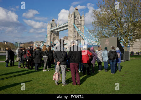 Projection publique de pièces de Shakespeare sur 400e anniversaire au cours de la fête de Saint George le long de la Tamise. Londres. UK Banque D'Images