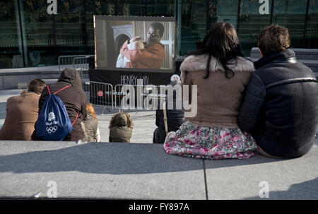 Projection publique de pièces de Shakespeare sur 400e anniversaire au cours de la fête de Saint George le long de la Tamise. Londres. UK Banque D'Images