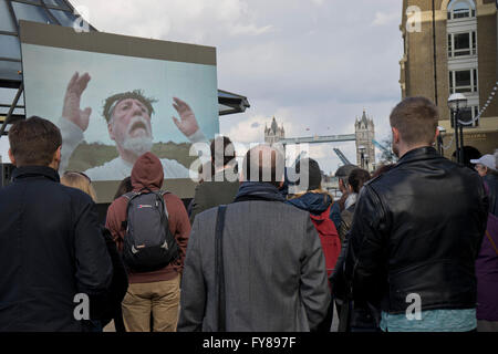 Projection publique de pièces de Shakespeare sur 400e anniversaire au cours de la fête de Saint George le long de la Tamise, avec Tour de Londres en arrière-plan. Londres. UK Banque D'Images