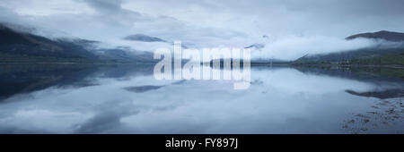 Brume matinale sur le Loch Levan en regardant vers le Pap of Glencoe dans les Highlands d'Ecosse Banque D'Images