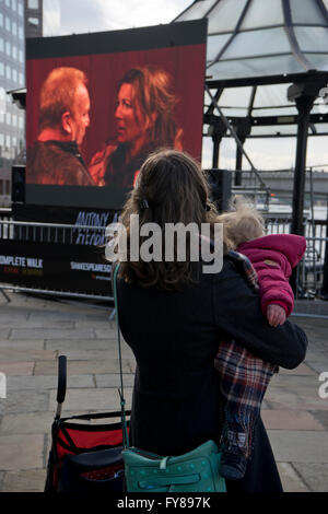 La mère et l'enfant l'affichage d'une projection publique de pièces de Shakespeare sur 400e anniversaire au cours de la fête de Saint George le long de la Tamise. Londres. UK Banque D'Images