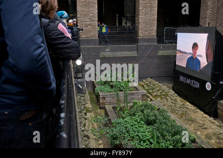 Projection publique de pièces de Shakespeare sur 400e anniversaire au cours de la fête de Saint George le long de la Tamise. Londres. UK Banque D'Images