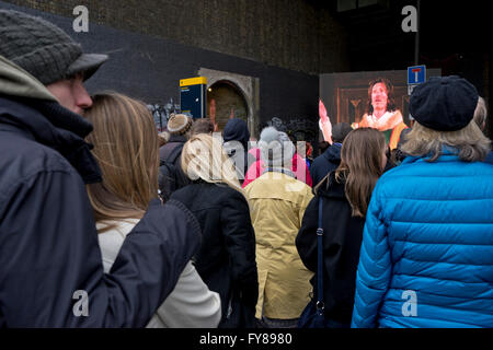 Projection publique de pièces de Shakespeare sur 400e anniversaire au cours de la fête de Saint George le long de la Tamise. Londres. UK Banque D'Images