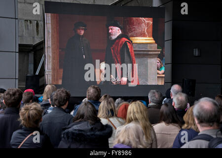 Projection publique de pièces de Shakespeare sur 400e anniversaire au cours de la fête de Saint George le long de la Tamise. Londres. UK Banque D'Images