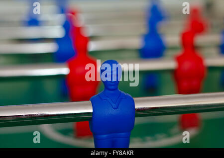 Joueurs du match de football en rouge et bleu Banque D'Images