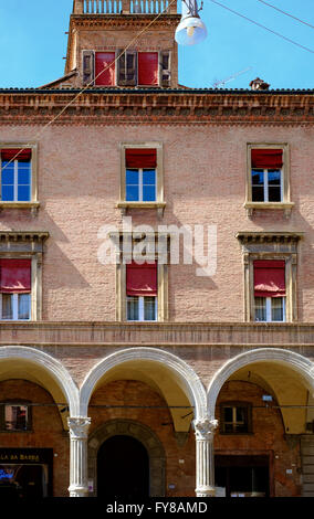 Façade de bâtiment de style renaissance dans le centre-ville de Bologne Banque D'Images