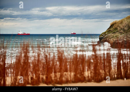 Les navires en attente d'entrée dans le Port de Bilbao, Biscaye, Pays Basque, Pays Basque, Espagne, Europe Banque D'Images