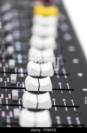 Détail d'une console de mixage professionnelle. Appareil audio. Banque D'Images