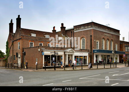 UK, Kent, Tenterden, High Street, Ivy, cour de style géorgien avec deux magasins construit en face, à côté du cinéma de l'Ambassade Banque D'Images