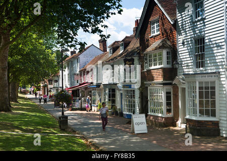 UK, Kent, Tenterden, High Street, hung et weatherboarded tuile pittoresques boutiques près de West Cross Banque D'Images