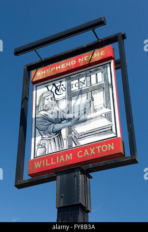 UK, Kent, Tenterden, High Street, West Cross, William Caxton, Shepherd Neame brewery enseigne de pub Banque D'Images