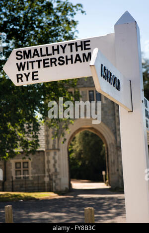 UK, Kent, Tenterden, High Street, West Cross, road sign pour Smallhythe, Wittersham, Ashford et de seigle Banque D'Images