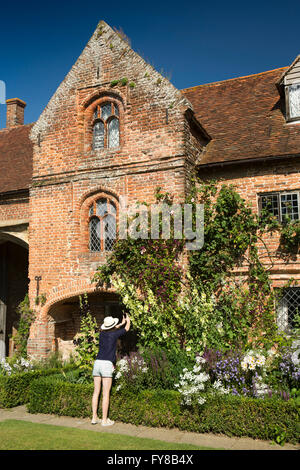 UK, Kent, Château de Sissinghurst, accueil à Vita Sackville West et Harold Nicolson en 1930, visiteur photographier des fleurs Banque D'Images