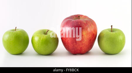 Trois pommes vertes et une rouge Banque D'Images