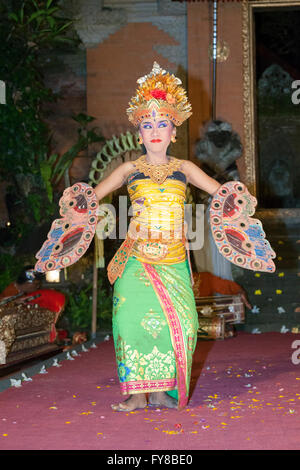 Legong danse exécutée par Bina Remaja troupe, du palais d'Ubud, Bali, Indonésie Banque D'Images