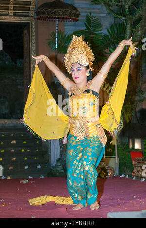 Legong danse exécutée par Bina Remaja troupe, du palais d'Ubud, Bali, Indonésie Banque D'Images