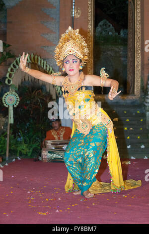 Legong danse exécutée par Bina Remaja troupe, du palais d'Ubud, Bali, Indonésie Banque D'Images