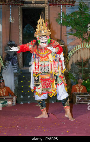 Legong danse exécutée par Bina Remaja troupe, du palais d'Ubud, Bali, Indonésie Banque D'Images