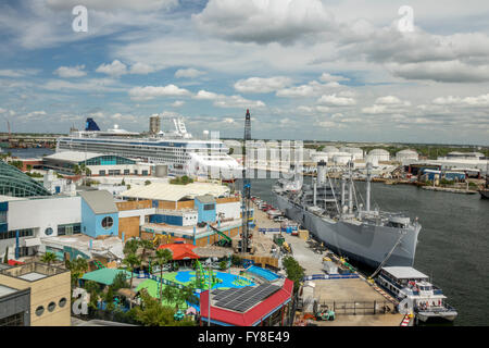 Le navire de croisière Port Terminal à Tampa Bay avec le Norwegian Star et Victoire américaine navires au Port Banque D'Images