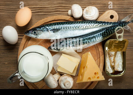 Les aliments riches en vitamine D, poisson, œufs, fromage, lait, beurre, champignons, sardines en boite Banque D'Images