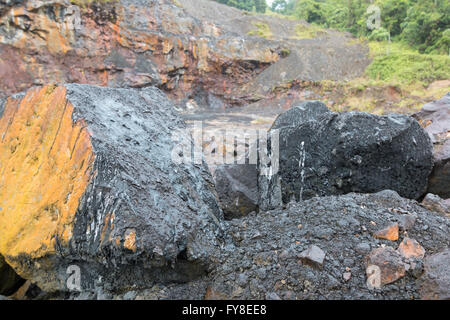 Blocs de bitume dans une ancienne carrière dans la province de Napo en Équateur. Banque D'Images