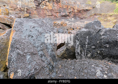 Blocs de bitume dans une ancienne carrière dans la province de Napo en Équateur. Banque D'Images