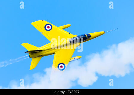 Folland Gnat T.Mk1 en vol, peint aux couleurs de l'équipe de la RAF Yellowjacks Banque D'Images