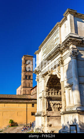 Arc de Titus et Basilica di Santa Francesca Romana à Rome Banque D'Images