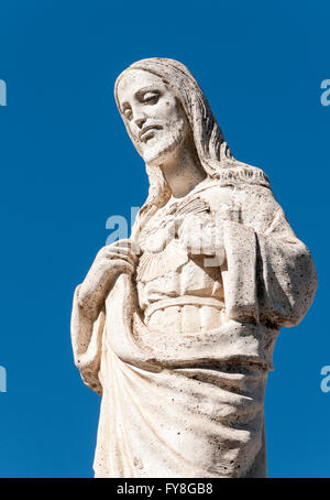 Statue blanche de Jésus Christ à l'extérieur de la chapelle de Virgen de la Peña, Mijas, Andalousie, Espagne Banque D'Images