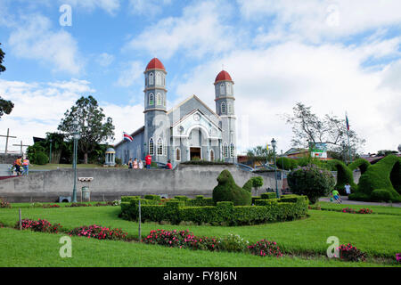 Zarcero, Costa Rica - le 23 novembre 2015 : La Francisco Alvardo Park avec son célèbre et le coloré topiaire église catholique de Banque D'Images