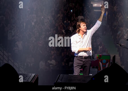 Paul McCartney des Beatles durant son 'one on one' tour @ Rogers Arena de Vancouver, C.-B. le 20 avril 2016 Banque D'Images