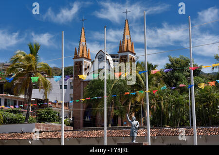 Sculpture de Miguel Hidalgo dans son héros mexicain Plaza à Puerto Vallarta avec Notre Dame du Refuge church Banque D'Images