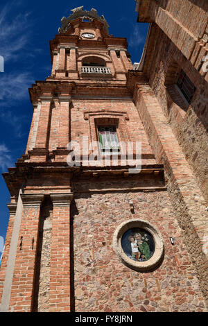 Bell et tour de l'horloge de l'église Notre-Dame de Guadalupe Puerto Vallarta Mexique Banque D'Images