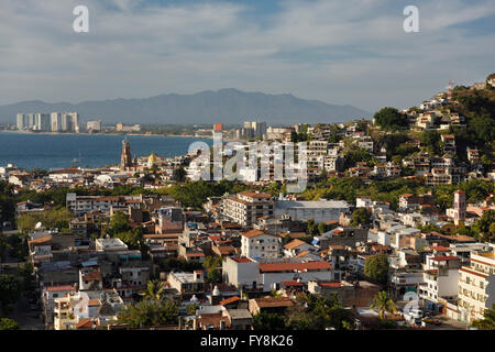 Puerto Vallarta au coucher du soleil avec la Sierra Madre montagne Notre Dame de Guadalupe et églises Sainte Croix Banque D'Images