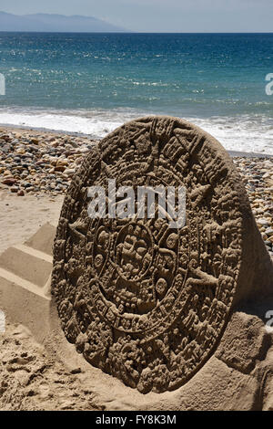 Sculpture de sable d'un cadran solaire aztèque sur la plage de Puerto Vallarta Mexique Malecon Banque D'Images