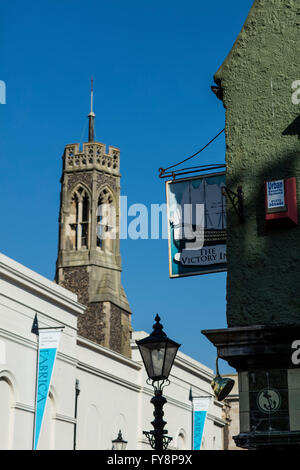 La victoire Inn pub à Brighton en regardant vers la tour de l'église de l'église Holy Trinity à Brighton près de voies dans le Sussex Banque D'Images