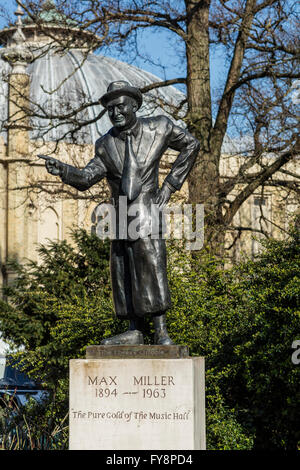 Statue de Max Miller le comédien dans le Royal Pavilion à Brighton, Sussex Gardens Banque D'Images