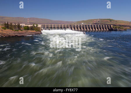 The Dalles Dam sur enjambant la rivière Columbia entre l'Oregon et Washington States Banque D'Images