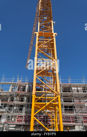 Grue sur la construction d'une nouvelle maison à étages Banque D'Images