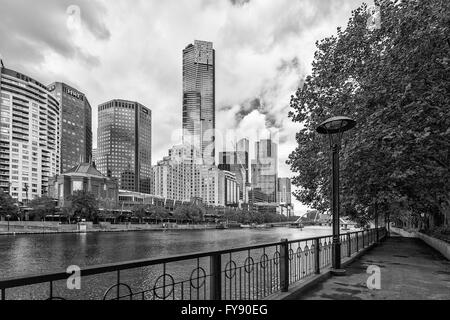 MELBOURNE - JAN 31 2016 : vue sur la rivière Yarra avec Eureka Tower et immeubles de bureaux à l'arrière-plan. Image en noir et blanc. Banque D'Images