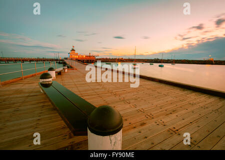 St Kilda Pier au crépuscule avec des bateaux dans le port, et le pavillon dans la distance. A l'image vintage filtre appliqué. Banque D'Images