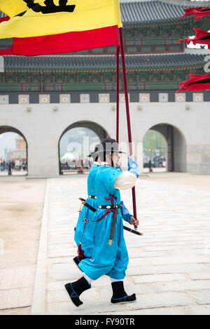Séoul, Corée du Sud - 22 Avril 2016 : Séoul, Corée du Sud, 22 avril 2016 habillés en costumes traditionnels de porte de Gwanghwamun Banque D'Images