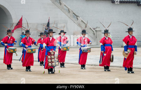 Séoul, Corée du Sud - 22 Avril 2016 : Séoul, Corée du Sud, 22 avril 2016 habillés en costumes traditionnels de porte de Gwanghwamun Banque D'Images