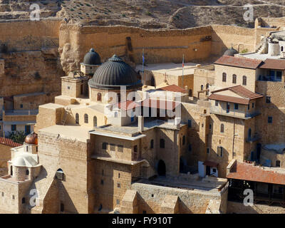 Monastère grec-orthodoxe de Saint George, un monastère situé dans le désert de Judée Wadi Qelt, dans l'est de la Cisjordanie Banque D'Images