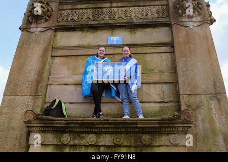 Glasgow, Royaume-Uni. Apr 23, 2016. Un certain nombre d'Écossais et Pro-Independence «Oui2' partisans a tenu un rassemblement politique à George Square, Glasgow, avant les élections qui auront lieu le 5 mai, à l'appui du Parti National Écossais de push pour un deuxième référendum et l'indépendance de l'Écosse. Jennifer Douglas (à gauche) de 14 ans, et son amie Micheala Madden, 14 ans, tous deux de Port Glasgow a grimpé sur le Scott Monument à protester. Credit : Findlay/Alamy Live News Banque D'Images