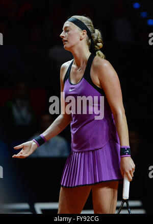 Stuttgart, Allemagne. Apr 23, 2016. Petra Kvitova de République tchèque réagit au cours de la demi-finale du tournoi WTA de la contre Kerber de l'Allemagne à Stuttgart, Allemagne, 23 avril 2016. PHOTO : MARIJAN MURAT/dpa/Alamy Live News Banque D'Images