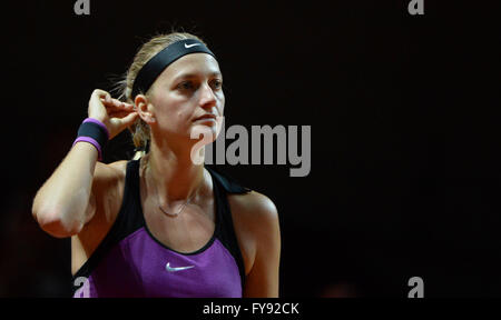 Stuttgart, Allemagne. Apr 23, 2016. Petra Kvitova de République tchèque réagit au cours de la demi-finale du tournoi WTA de la contre Kerber de l'Allemagne à Stuttgart, Allemagne, 23 avril 2016. PHOTO : MARIJAN MURAT/dpa/Alamy Live News Banque D'Images